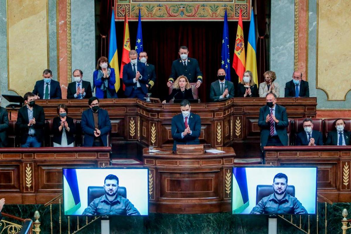 Sánchez aplaude tras el discurso de Zelenksi en el Congreso.