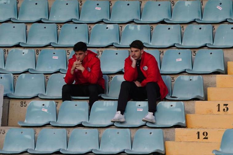 Amaro y Murua sentados en la grada del estadio Helmántico.