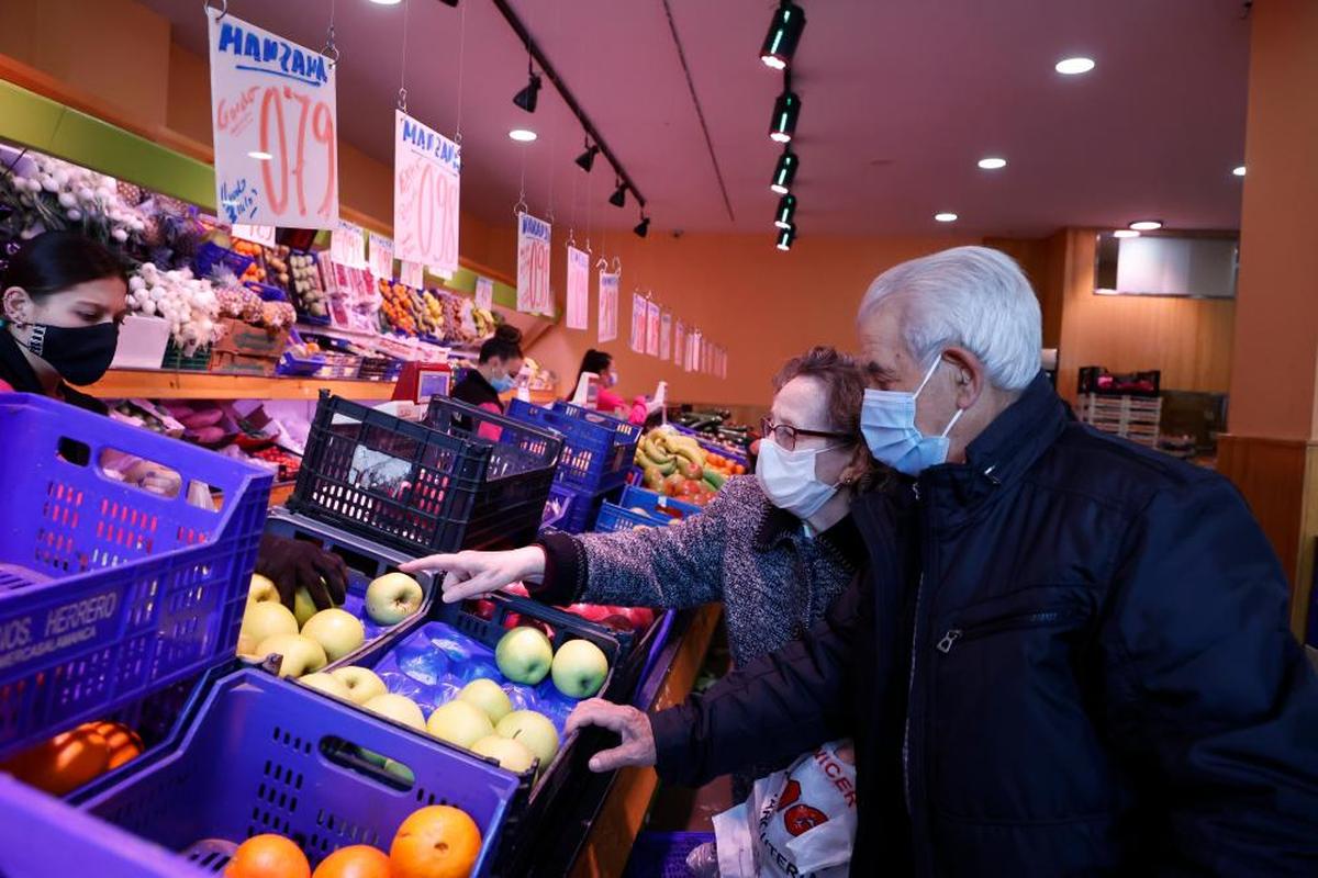 La mascarilla sigue muy presente tanto entre trabajadores como clientes de comercios y supermercados