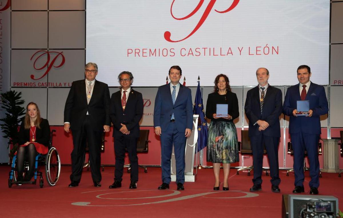 Mañueco, con los galardonados con los Premios Castilla y León.