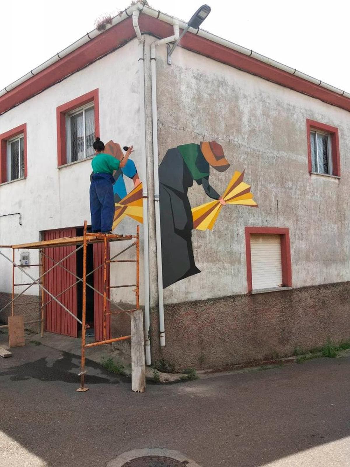 Los artistas decoran con sus proyectos las calles de Pereña