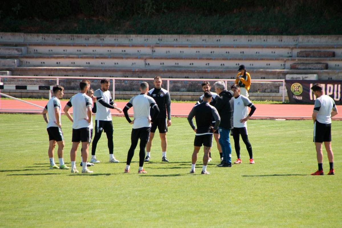 María Hernández reúne a sus jugadores durante el entrenamiento del jueves