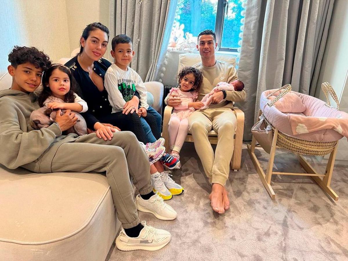 Ronaldo y Georgina junto a toda su familia y su recién nacida.