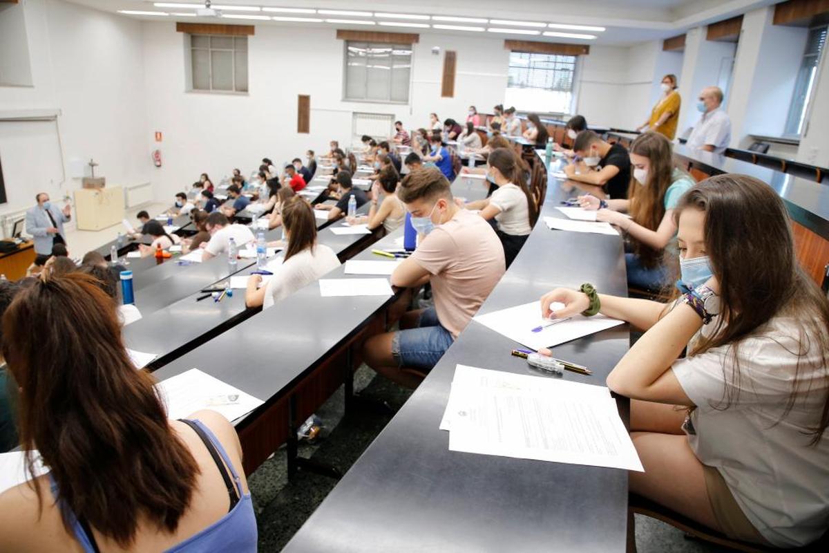 Estudiantes durante la prueba de selectividad