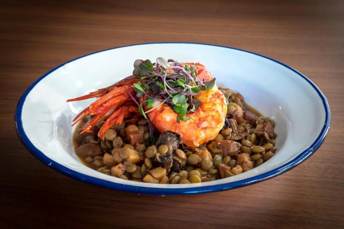 Una exquisita elaboración de lentejas de la Armuña con langostinos