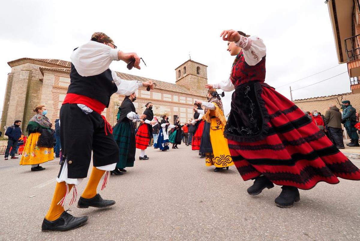 Casi 3.000 personas recuperan la tradición de la fiesta de Villalar