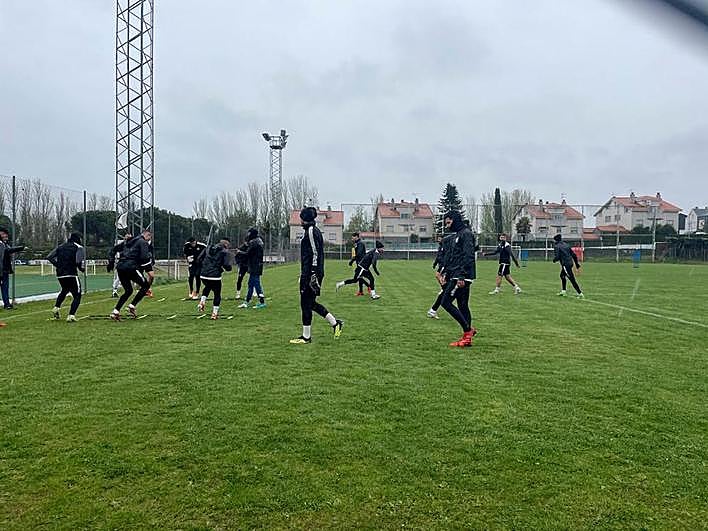 Una sesión pasada por agua. Con la única ausencia de Manu Moreno, el equipo de María Hernández se ejercitó en el anexo bajo la lluvia.