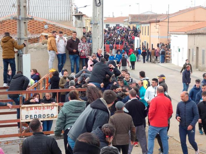 Uno de los heridos es sacado del recorrido