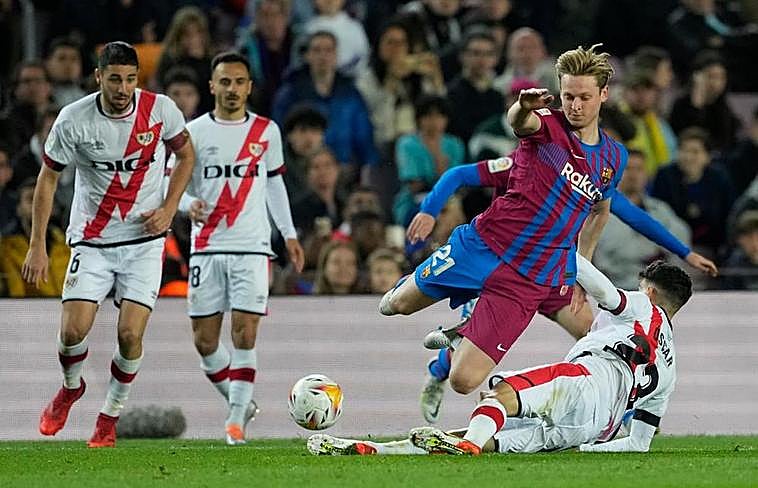 El centrocampista  Frenkie de Jong cae ante la entrada de Óscar.