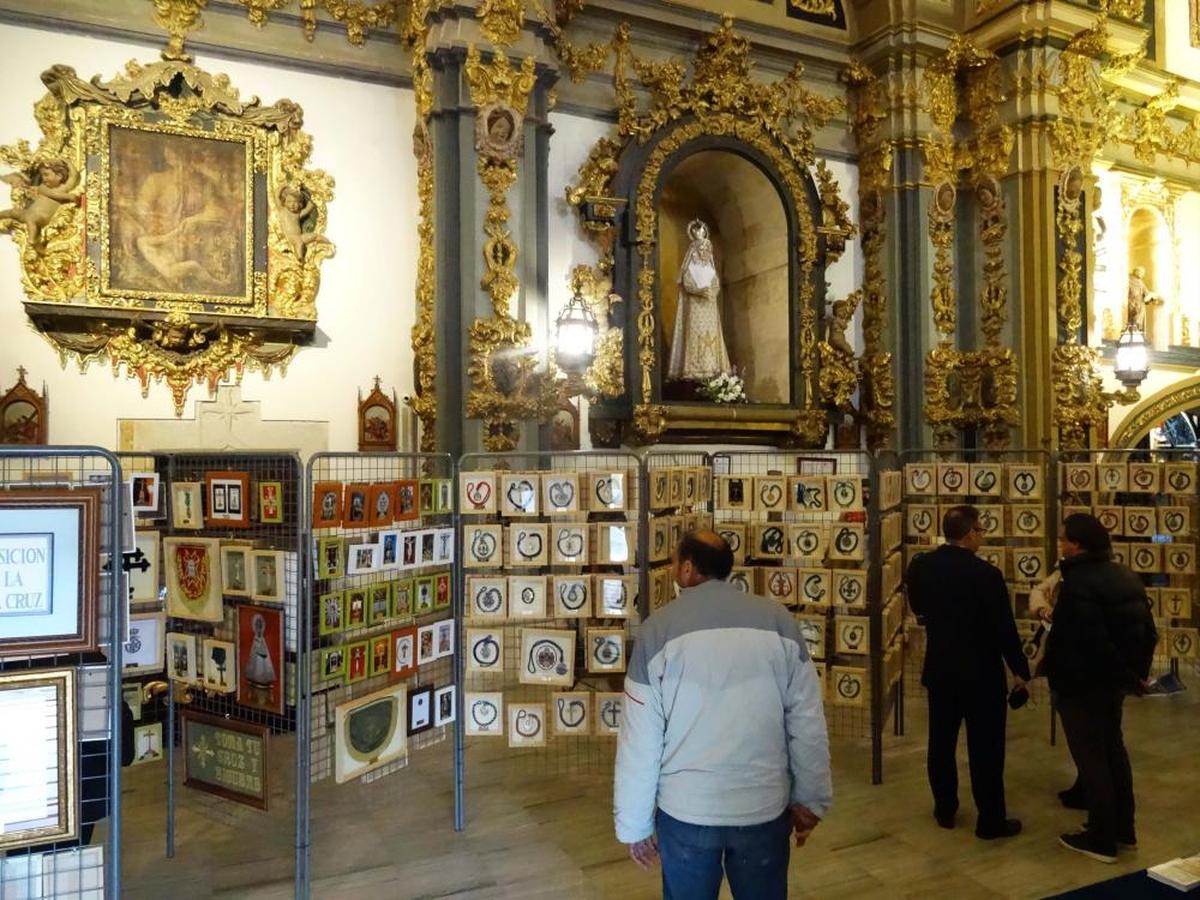 Visitantes de la exposición situada en la capilla