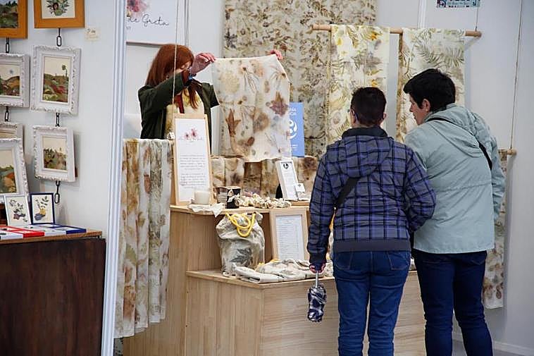 Dos clientas en uno de los puestos de la plaza de los Bandos