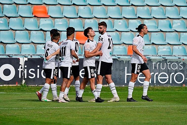 La plantilla del Salamanca celebra uno de los goles.