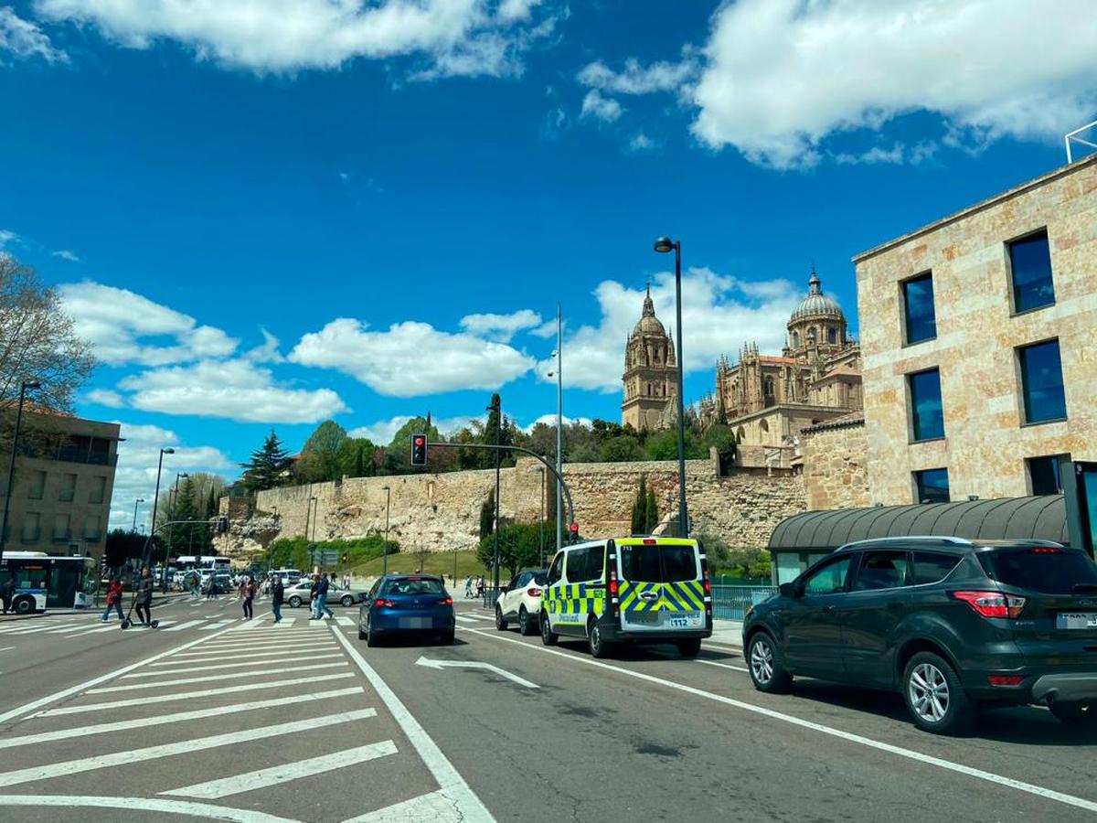 Un furgón de la Policía Local en las inmediaciones del río Tormes. | L.G.