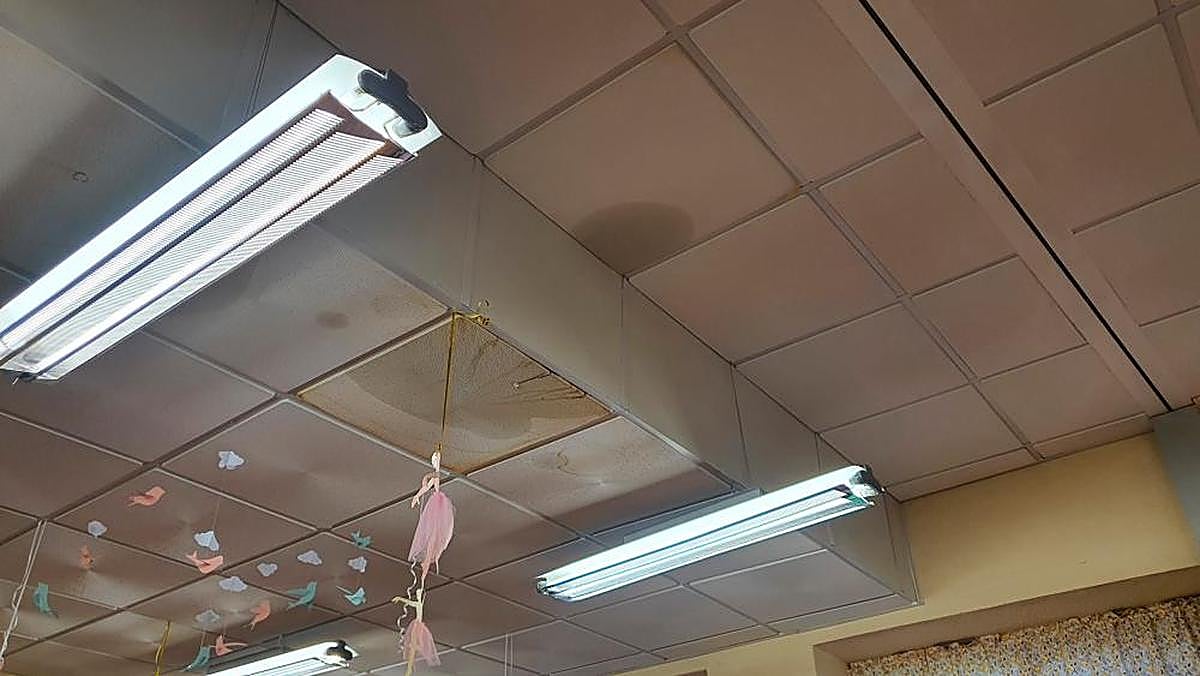 Estado de otra gotera próxima a una lámpara en el techo.