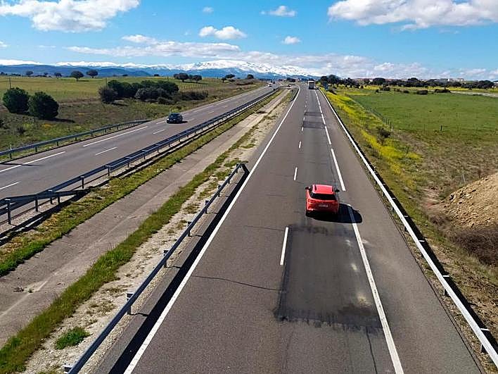 Baches visibles pese a reparaciones anteriores en la autovía en las cercanías de Guijuelo