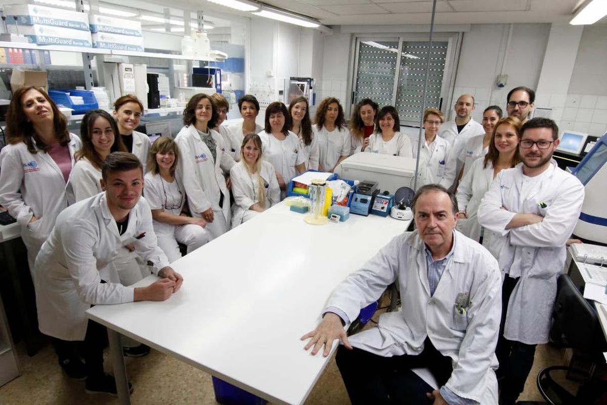 Marcos González -abajo en el centro- junto con investigadores del IBSAL.