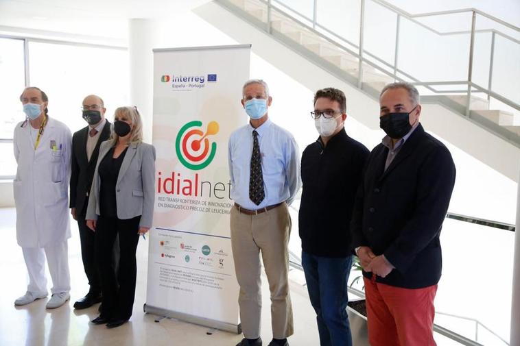 Marcos González (jefe de Hematología), David Díez (vicerrector de Ordenación Académica), Julia Almeida (investigadora del CIC), Eugenio Santos (director del CIC), Miguel Vicente (investigador del CIC) y Ángel Losada (presidente de AECC Salamanca).