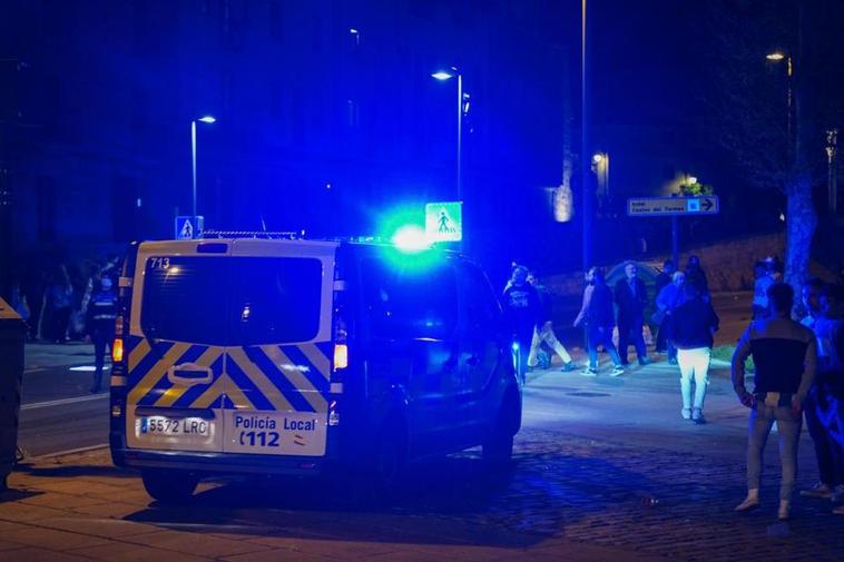 Una patrulla de la Policía Local en las inmediaciones del Puente Romano.