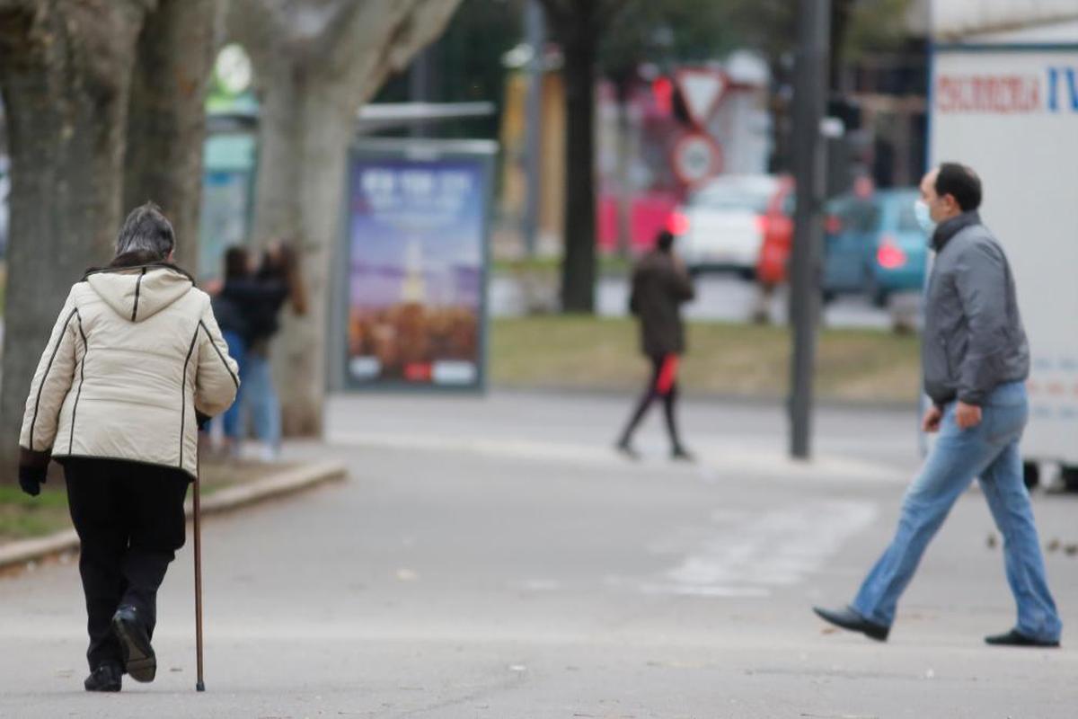 Un pensionista por el parque de La Alamedilla.