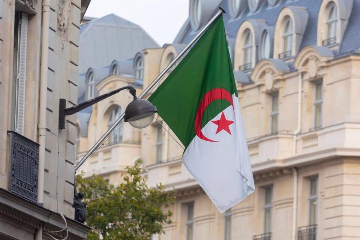 Bandera de Argelia en la Embajada de Argelia en París