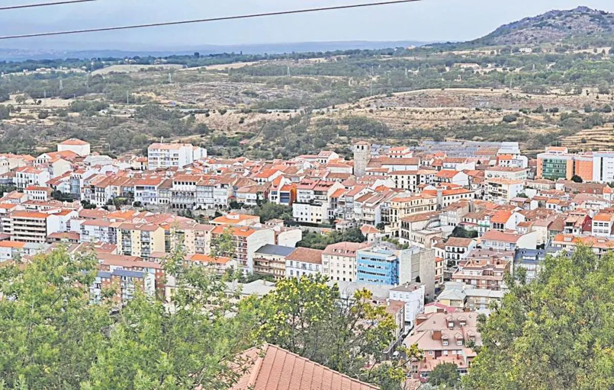 Vista parcial de la ciudad de Béjar desde la subida al paraje de El Castañar.