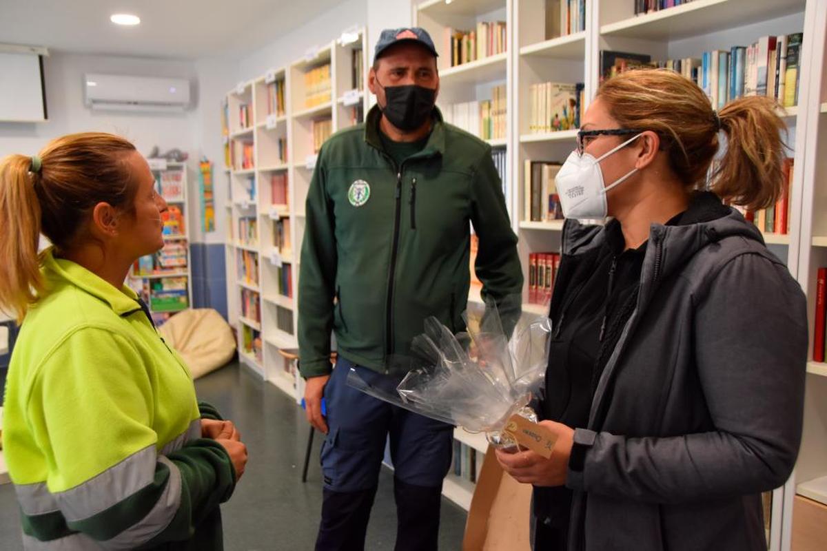 Integrantes de la AFE de Jardinería haciendo entrega del tiesto a una de las madres de Peñasolana