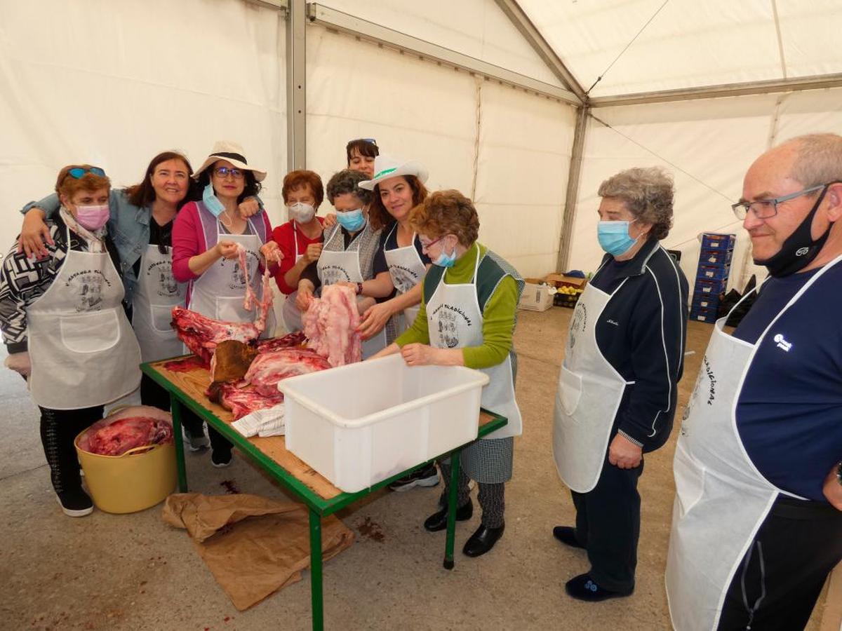 Los vecinos respondieron y prepararon la carne bajo una gran carpa que les protegió del sol y el calor