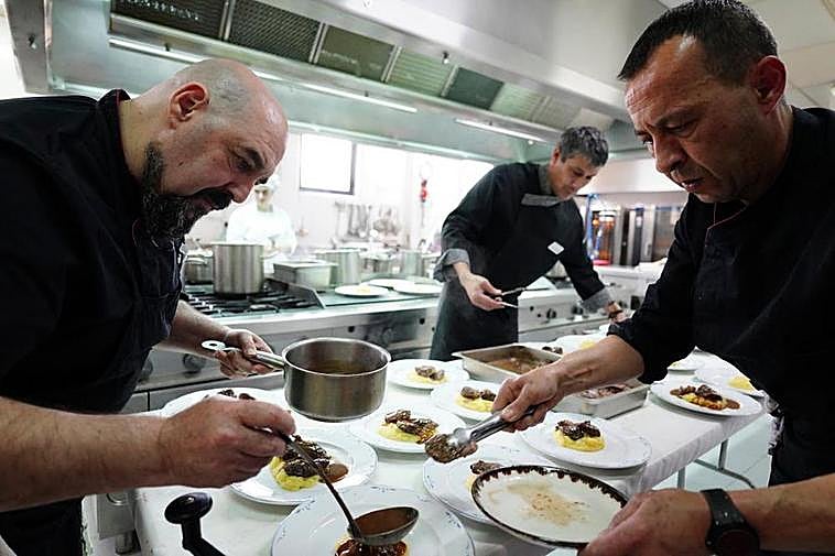 Empleados de hostelería, durante el servicio de comidas en un establecimiento de la ciudad.