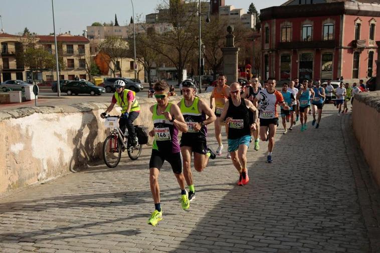 La carrera, a su paso por el Puente Romano