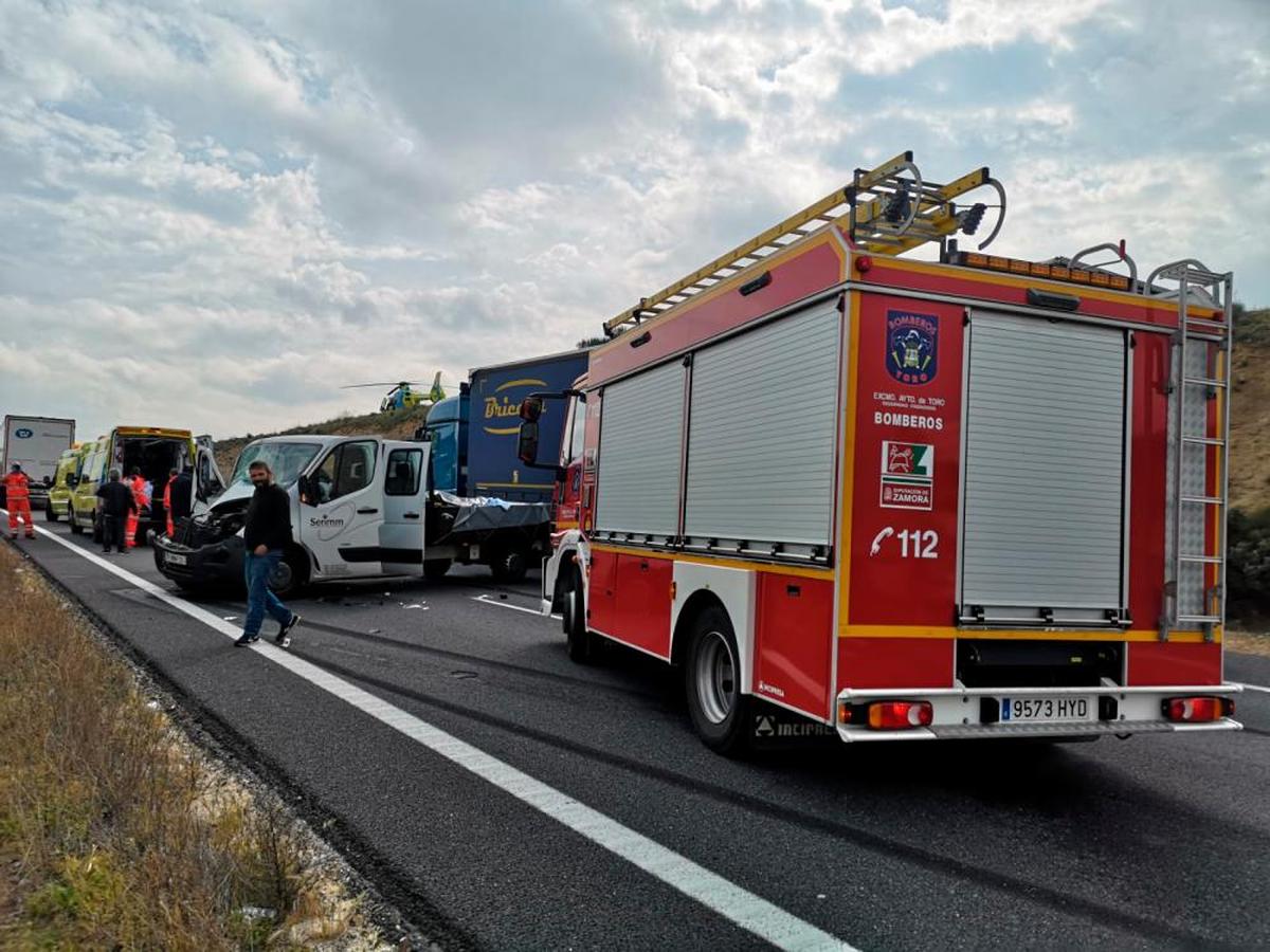 Los bomberos tuvieron que intervenir en el accidente