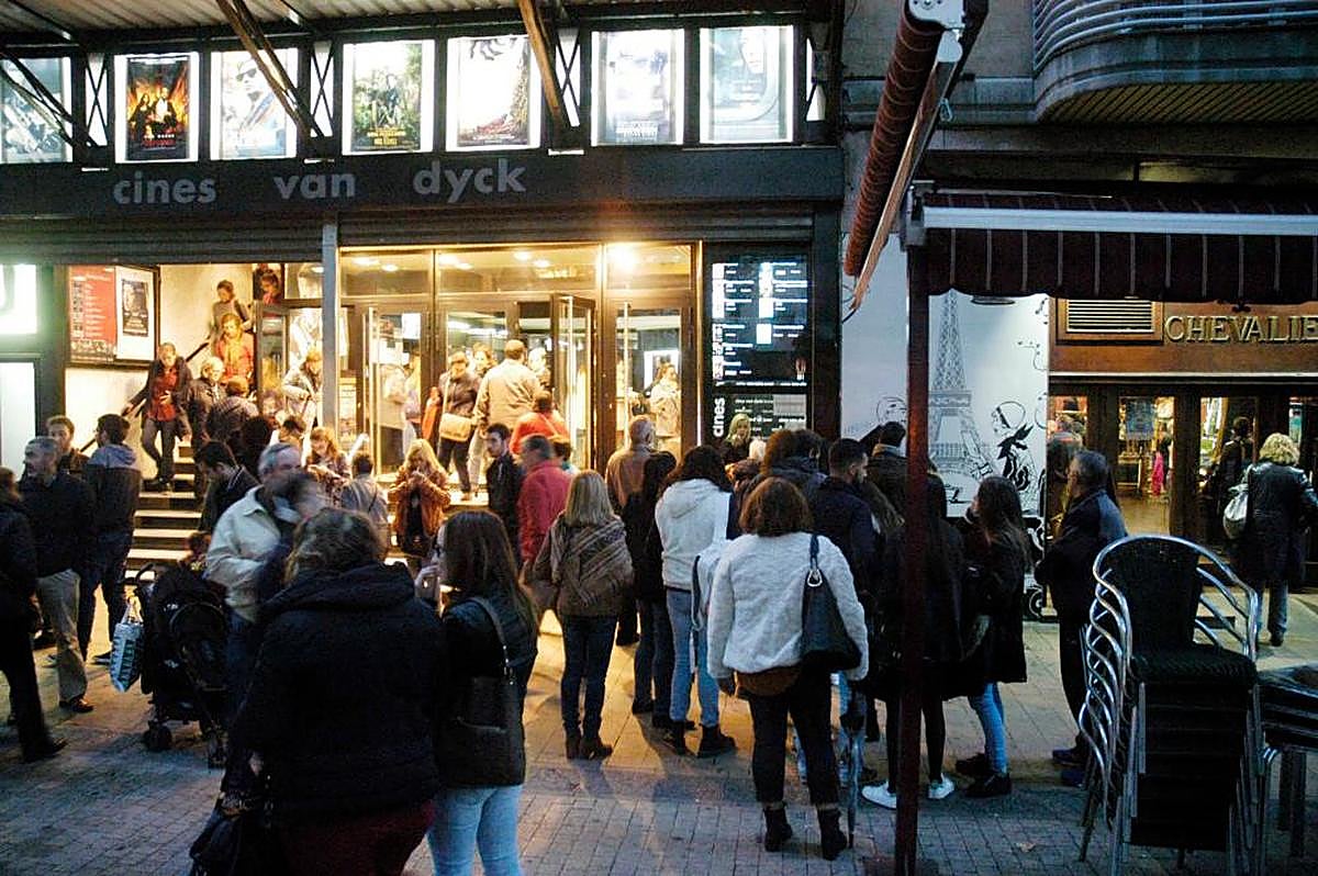 Espectadores aguardan para entrar en las salas en otra edición de la Fiesta del Cine