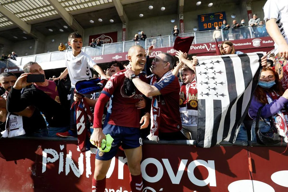 Rufo, delantero del Pontevedra, festeja con la afición.
