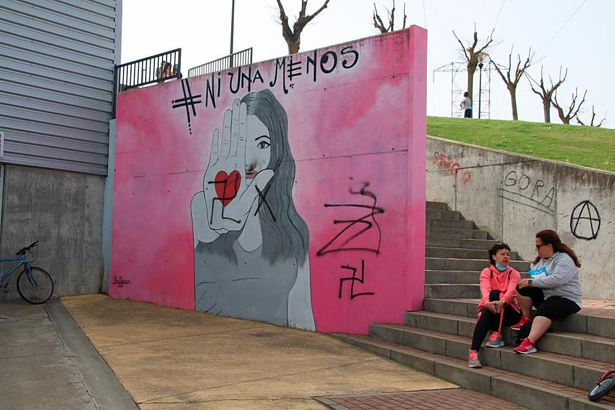 Las pintadas con esvásticas realizadas en el mural de la mujer en Villamayor serán eliminadas. I EÑE
