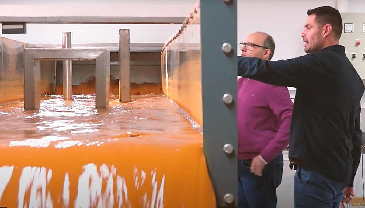 Profesores de la Escuela Politécnica Superior de Ávila con una de las máquinas que utilizan en la Ingeniería Civil con mención en Hidrología