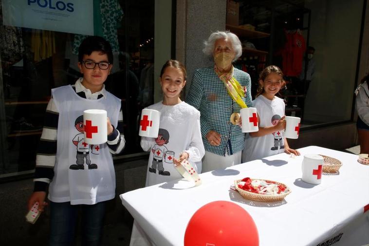 Los voluntarios Ángel Gutiérrez, Mía Mínguez, María Juanes y Valeria Esposto con las huchas.