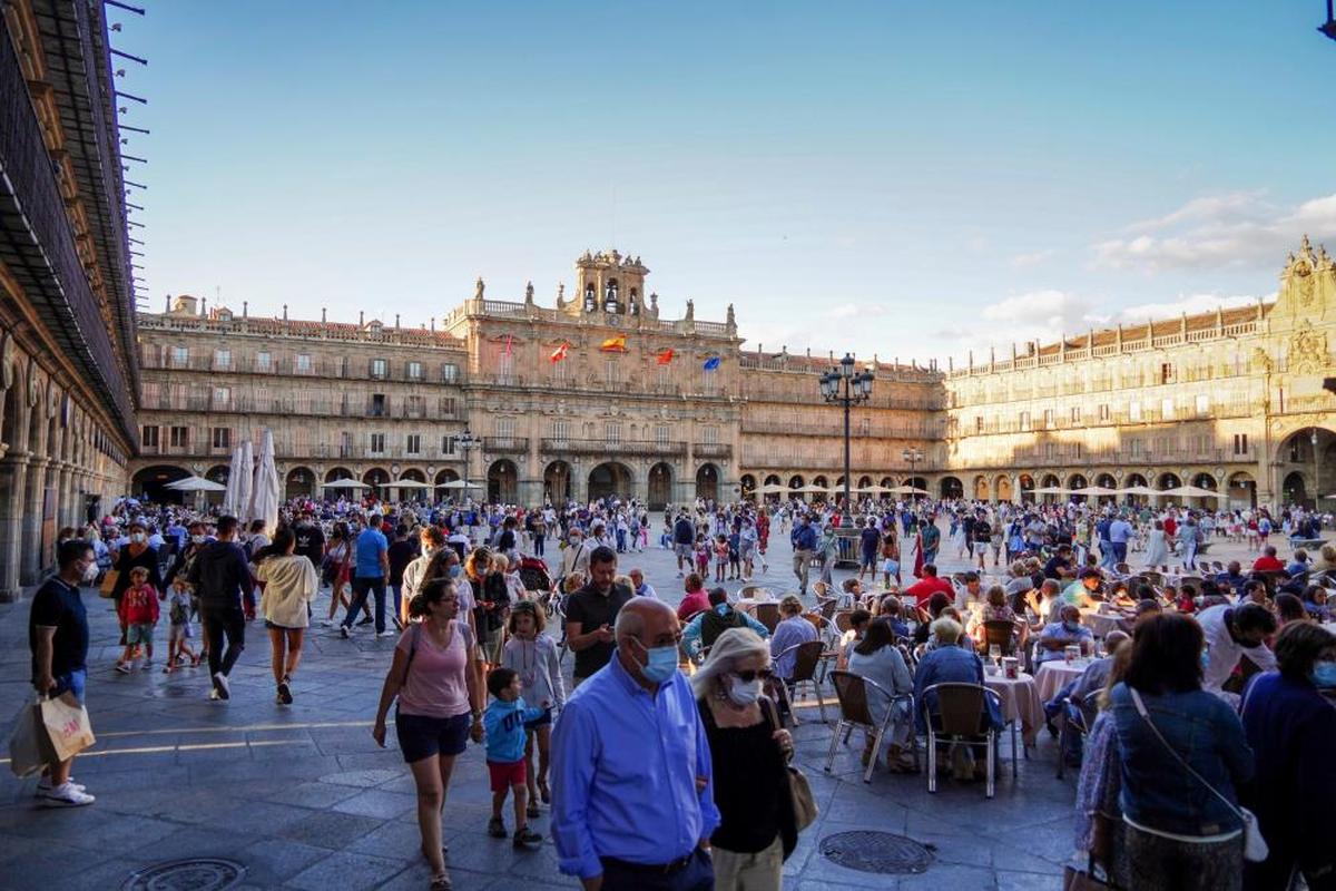 Centro histórico de Salamanca lleno el fin de semana con gran ambiente en calles y terrazas.