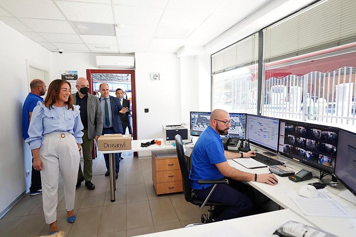 La consejera de Movilidad, María González, en su visita a la estación de autobuses