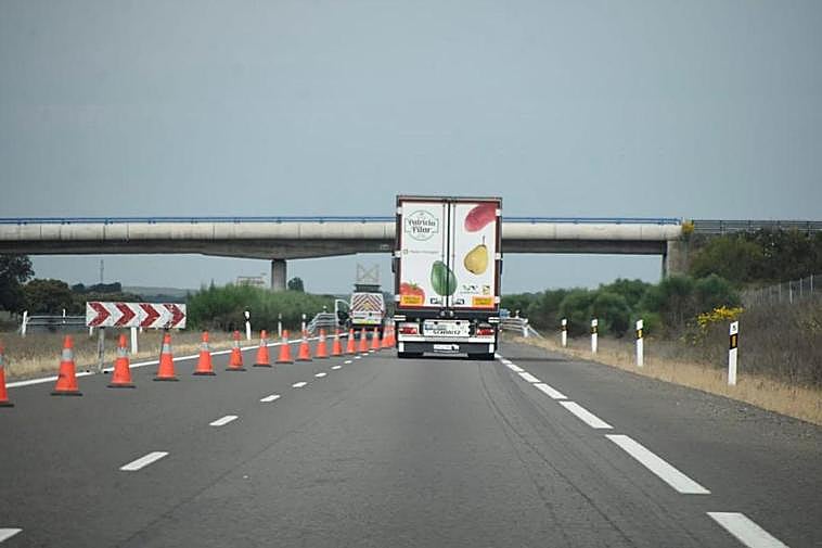 Corte de un carril en la A-62 provocado por el vuelco de un camión.