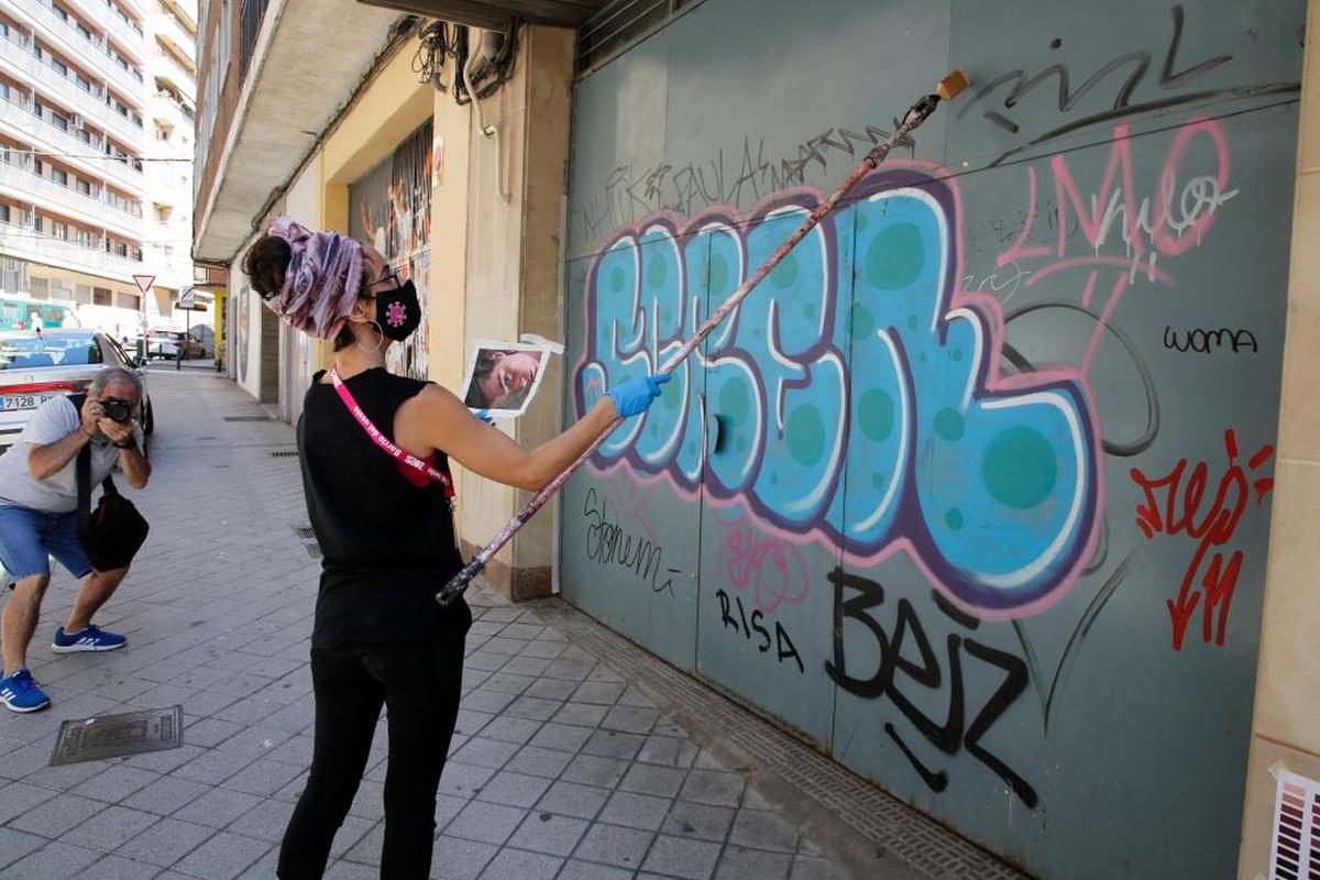 Una joven, en pleno proceso creativo en el barrio del Oeste