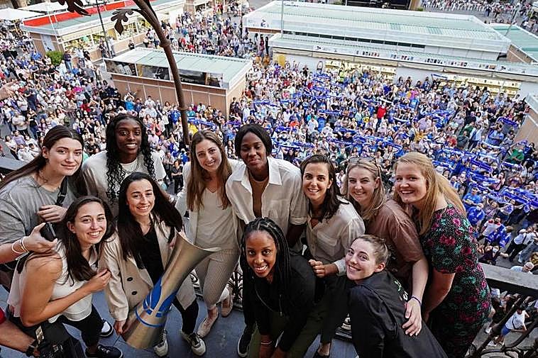 Las jugadoras del Perfumerías Avenida celebran el octavo título liguero en la Plaza Mayor.