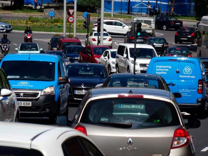 Vehículos en uno de los accesos a la ciudad de Salamanca.