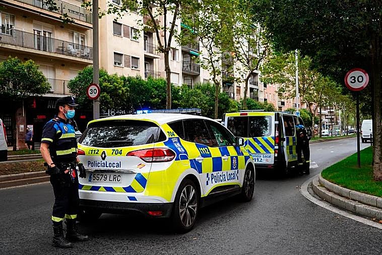 Agentes de la Policía local en la avenida de Portugal