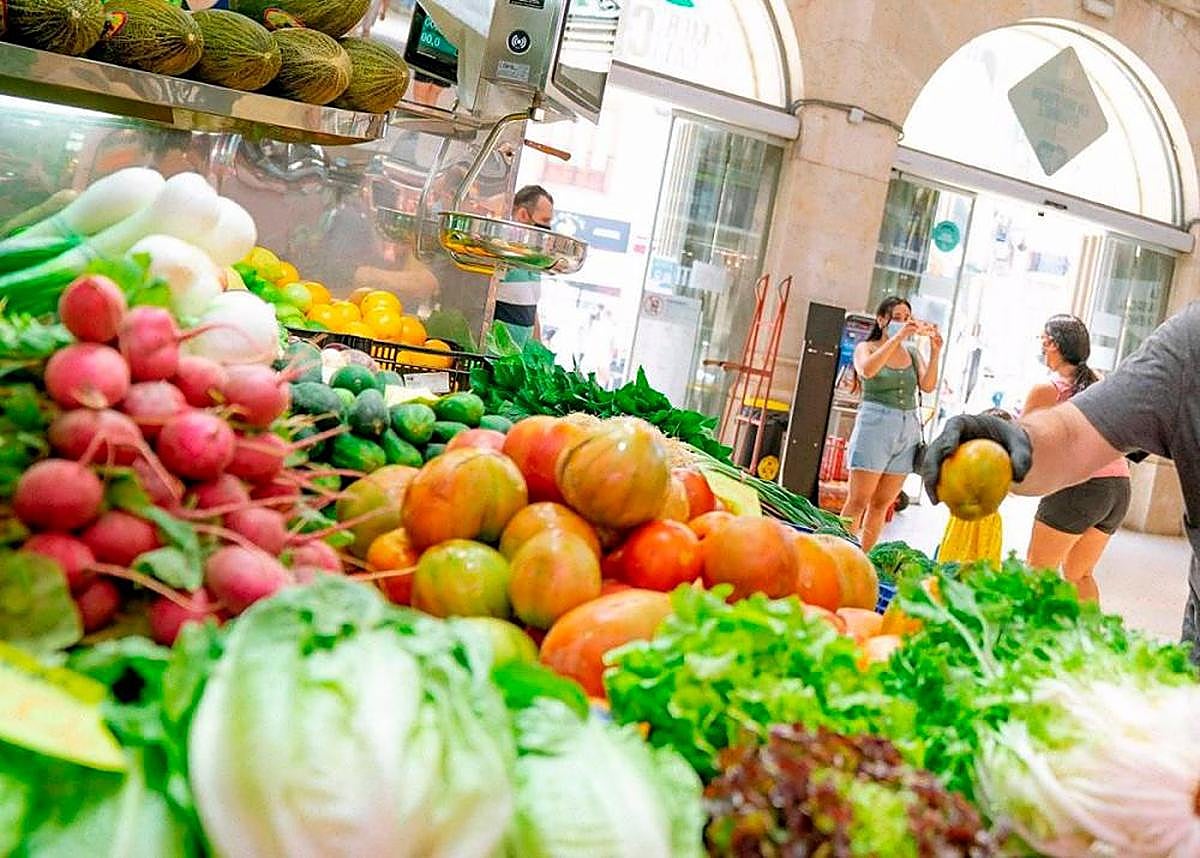 Stand de fruta en el supermercado