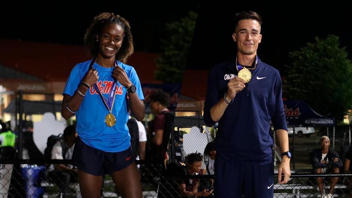 Mario García Romo, con su medalla de oro de la SEC.