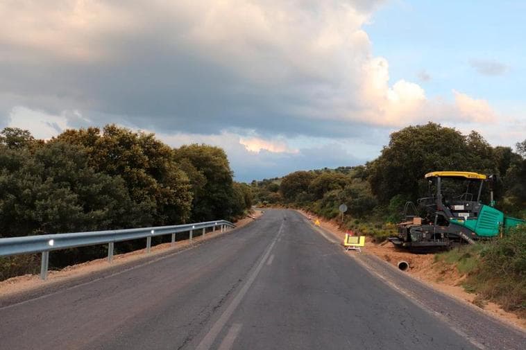 La Junta inicia el asfaltado de la carretera SA-104 en el Alto Tormes