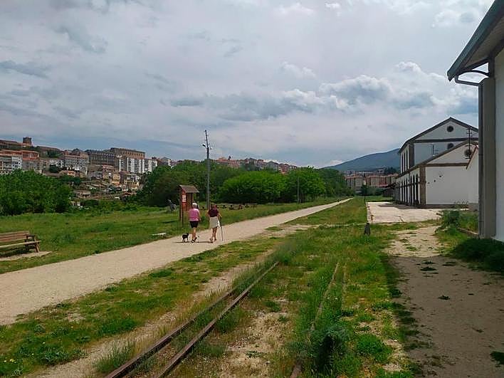 Imagen del Camino Natural “Vía de la Plata” a su paso por la estación del tren de Béjar con la ciudad al fondo