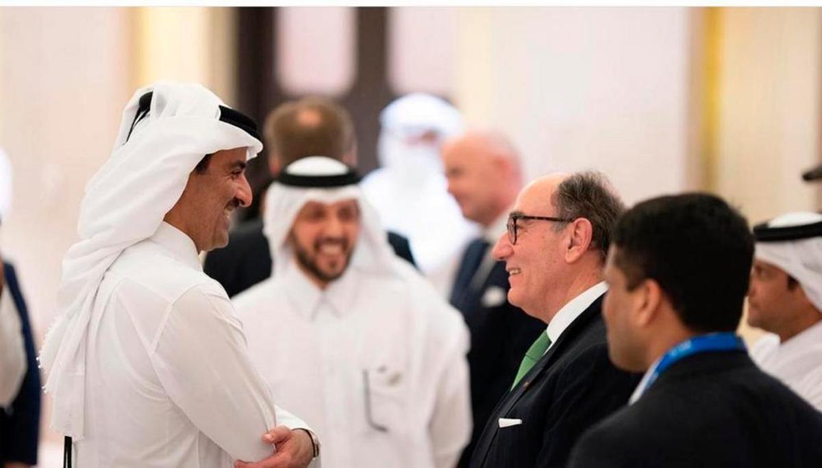 El emir de Catar, Tamim bin Hamad Al Thani, saliuda al presidente de Iberdrola, Ignacio Galán.