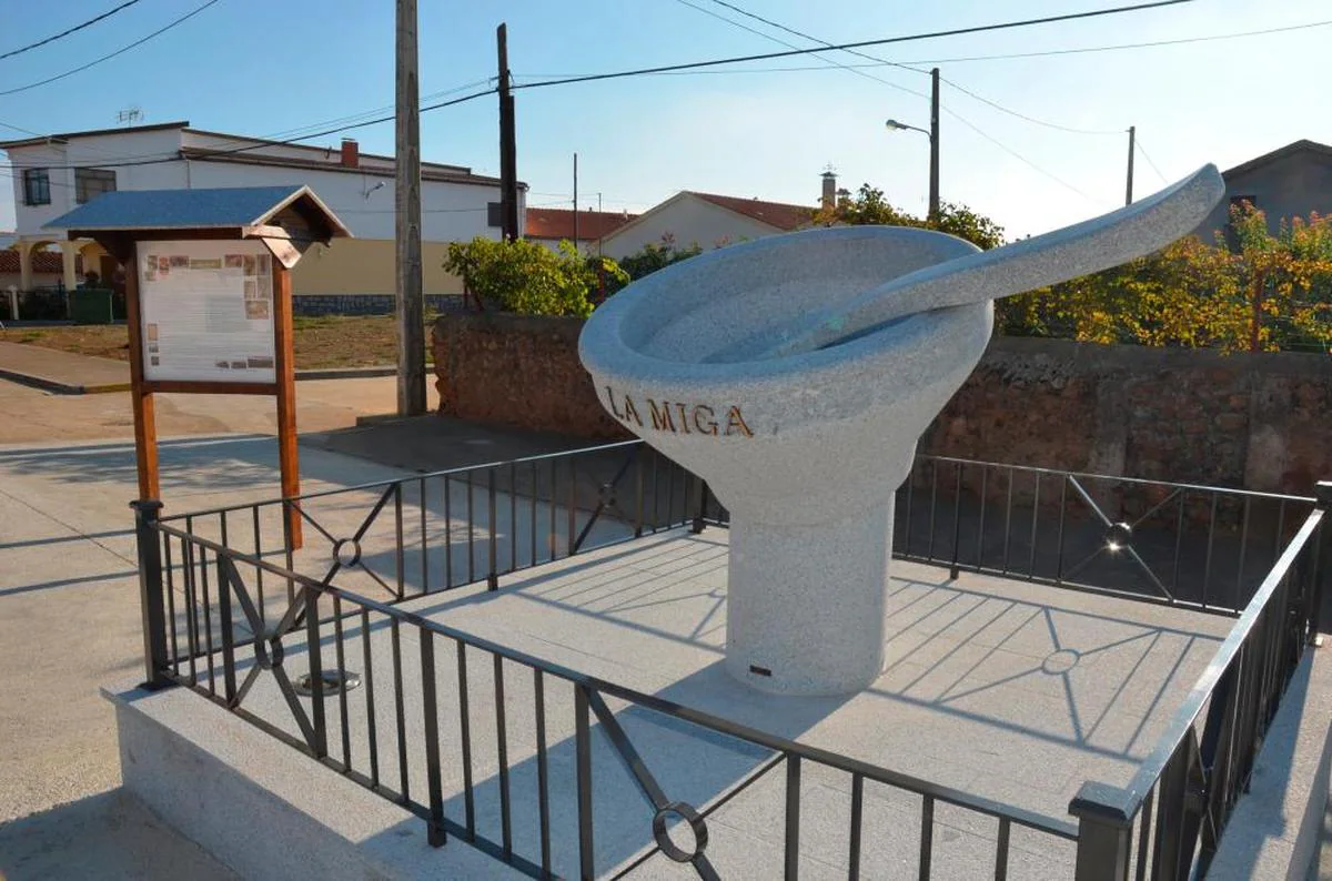 Monumento en piedra que la localidad de Abusejo le ha dedicado a una de sus leyendas más célebres, La Migá.