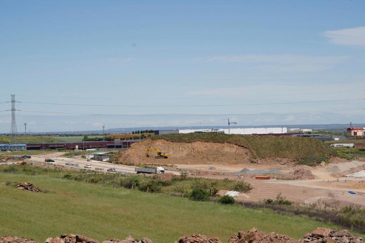 El tren pasando por Peña Alta, donde se construirá el Puerto Seco.