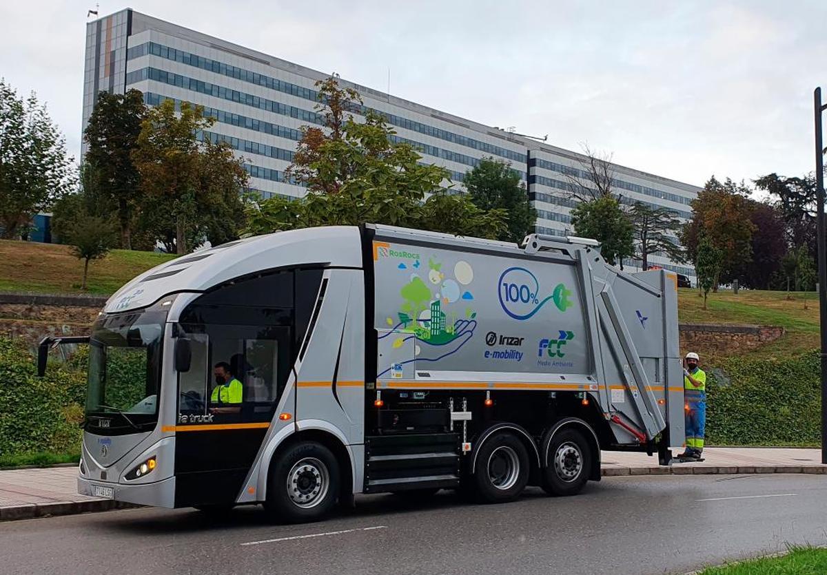 Chasis-plataforma 100% eléctrico de FCC Medio Ambiente aplicado sobre un recolector de carga posterior.